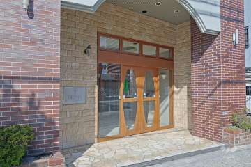 エントランスはオートロック付きです。