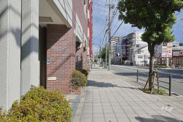 敷地の東側前面道路は玉造筋です（南側から）。