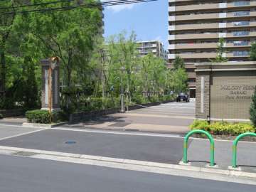 駐車場出入り口（ロボットゲート付き）