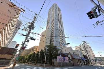 レジデンスタワー上本町の外観（北西側から）