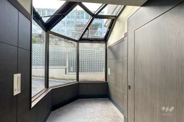 エレベーターホールは光が差し込む設計になっています。