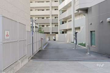 駐車場の出入り口（ロボットゲート付き）