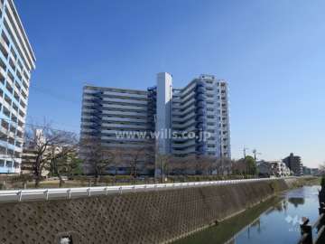 モンセーヌ南茨木A棟の遠景。敷地西側には大正川が流れています。