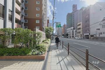 敷地西側の前面道路
