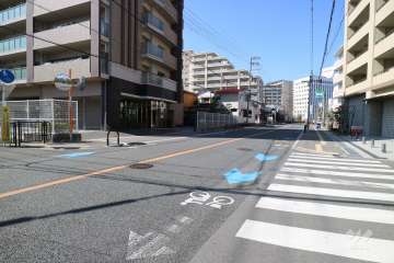 敷地北側の前面道路（府道126号総持寺停車場線）