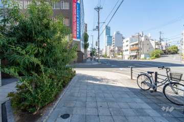 敷地北西側の前面道路（北東側から）