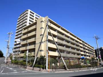ライオンズマンション茨木ヒルズの外観（南西側から）