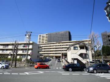 ライオンズマンション茨木ヒルズの遠景。やや高台にあります。