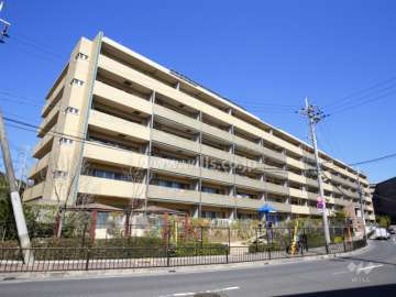 ライオンズマンション茨木ヒルズの外観（南西側から）