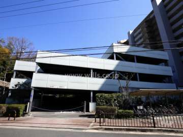 敷地北側にある駐車場棟