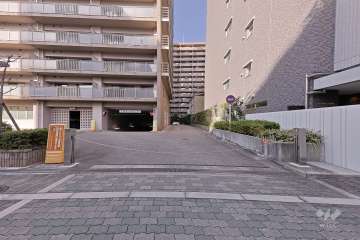 駐車場の出入り口（ロボットゲート付き）