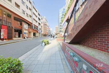 敷地の南側前面道路（東側から）