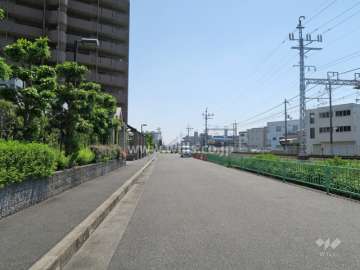 敷地の北西側前面道路。道を挟んで阪急京都線が走っています。