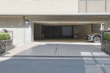 駐車場出入り口（ロボットゲート付き）