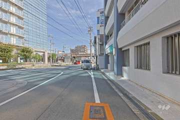 敷地の北側前面道路は勝山通りです（西側から）。