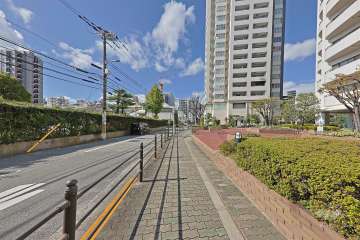 敷地の南側前面道路（東側から）