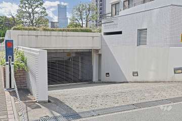 地階にある駐車場へのアプローチ