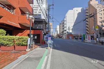 敷地東側の前面道路（南側から）