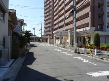 ランフォルセ茨木の東側前面道路