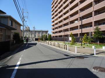 敷地南側の前面道路