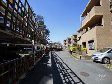 建物の南側に通路と駐車場があります。