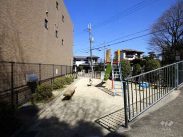 敷地に隣接して公園があります。