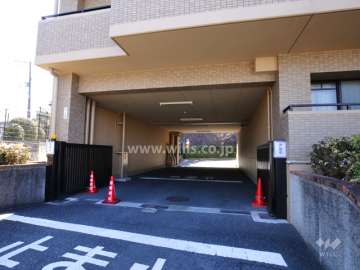 駐車場の出入り口（ゲート付き）