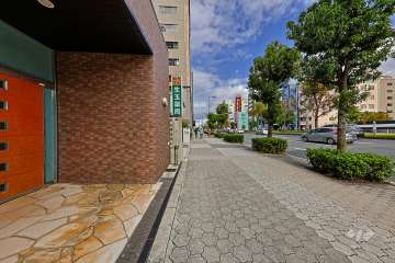 敷地東側の前面道路（南側から）