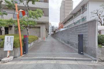 駐車場の出入り口（リングシャッター付き）