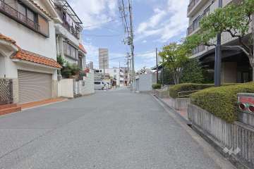 敷地西側の前面道路