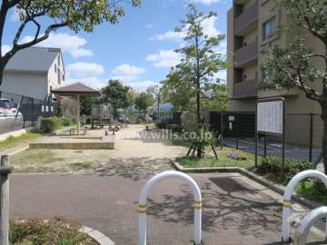 敷地北側に「南春日丘7丁目第4児童遊園」があります。