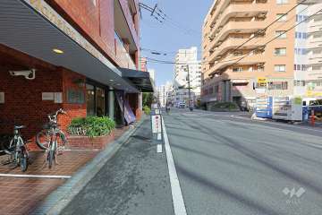 敷地北側の前面道路（東側から）