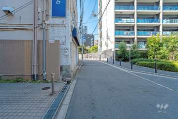 敷地南側の前面道路（東側から）