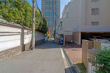 敷地南側の前面道路は悲田院通です（西側から）。