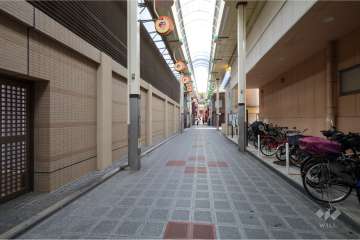 敷地西側の前面道路