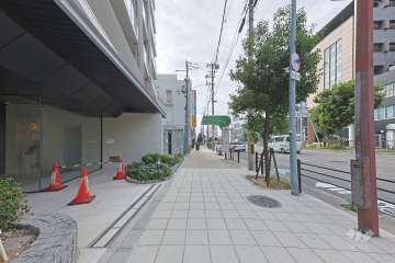敷地西側の前面道路