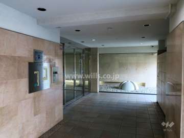 エントランスはオートロック付きです。