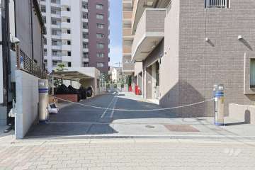 駐車場の出入り口（ロボットゲート付き）　
