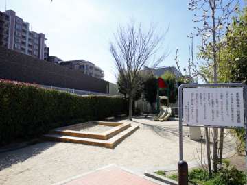 敷地に隣接して『紫明園北第1児童遊園』があります。