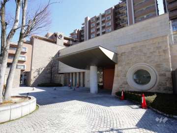 エントランス（オートロック付き）。エントランス前には車寄せ（ロータリー）があります。