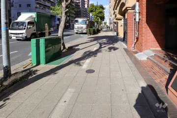 敷地西側の前面道路（南側から）