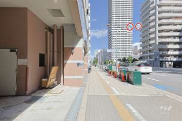 敷地の東側前面道路（南側から）