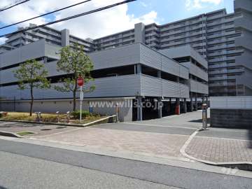 駐車場棟。（出入り口にロボットゲート付き）