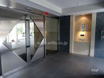 エントランスにはオートロックがあります。（ウェスト）