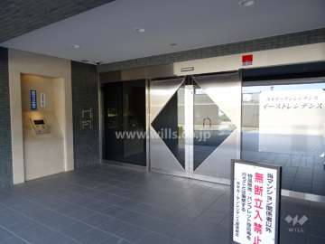 エントランスにはオートロックがあります。（イースト）