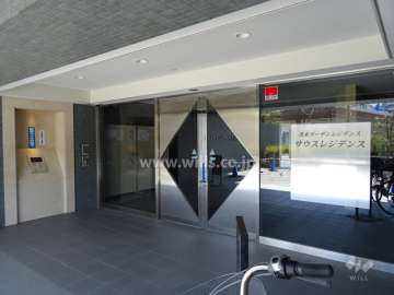 エントランスにはオートロックがあります。（サウス）