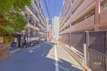 敷地南西側の前面道路（南東側から）