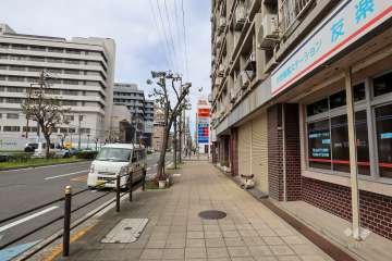 敷地西側の前面道路（南側から）