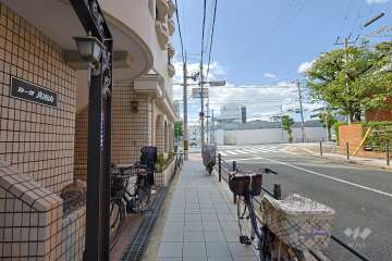 敷地北側の前面道路（東側から）