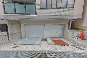 駐車場の出入り口（ゲート付き）